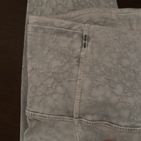 Lululemon Blue Water Drop Print 25" Legging w/ Side Pocket Size: 2 - Picture 3 of 8